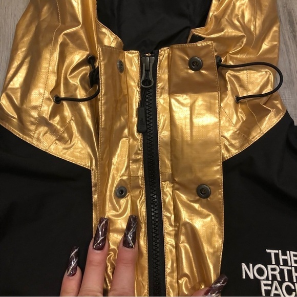 SUPREME x The North Face Gold Metallic Mountain‎ Parka Size Medium NWT - Picture 12 of 16